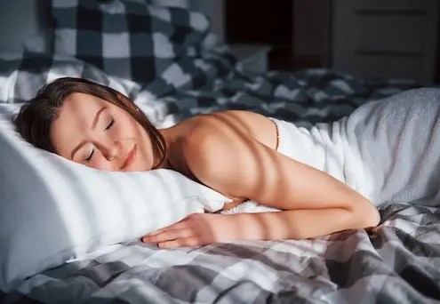 désinsectisation punaise de lit (5) Femme endormie paisiblement sur le lit.