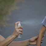 Application de spray anti-moustique sur enfant